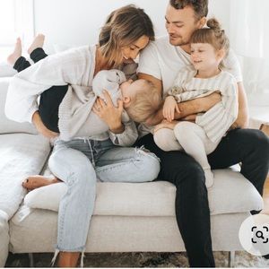 American Eagle Womens Size 6 Light Wash Distressed Ripped Raw Hem “Mom Jean”